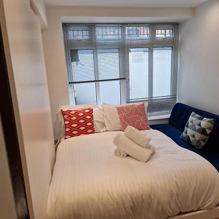 Lovely 1-Bed Apartment In Лондон Екстериор снимка