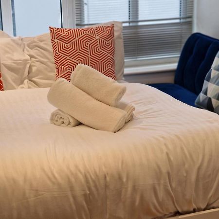Lovely 1-Bed Apartment In Лондон Екстериор снимка