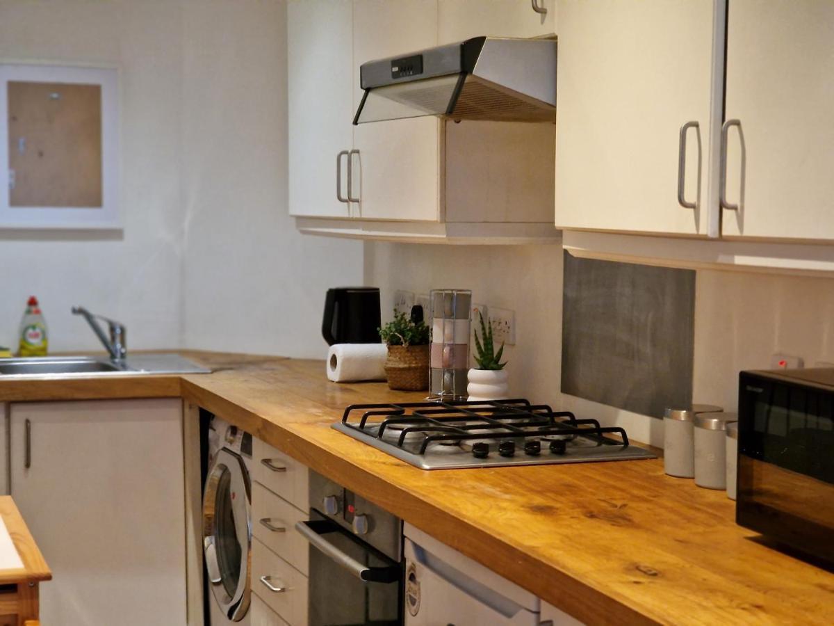 Lovely 1-Bed Apartment In Лондон Екстериор снимка