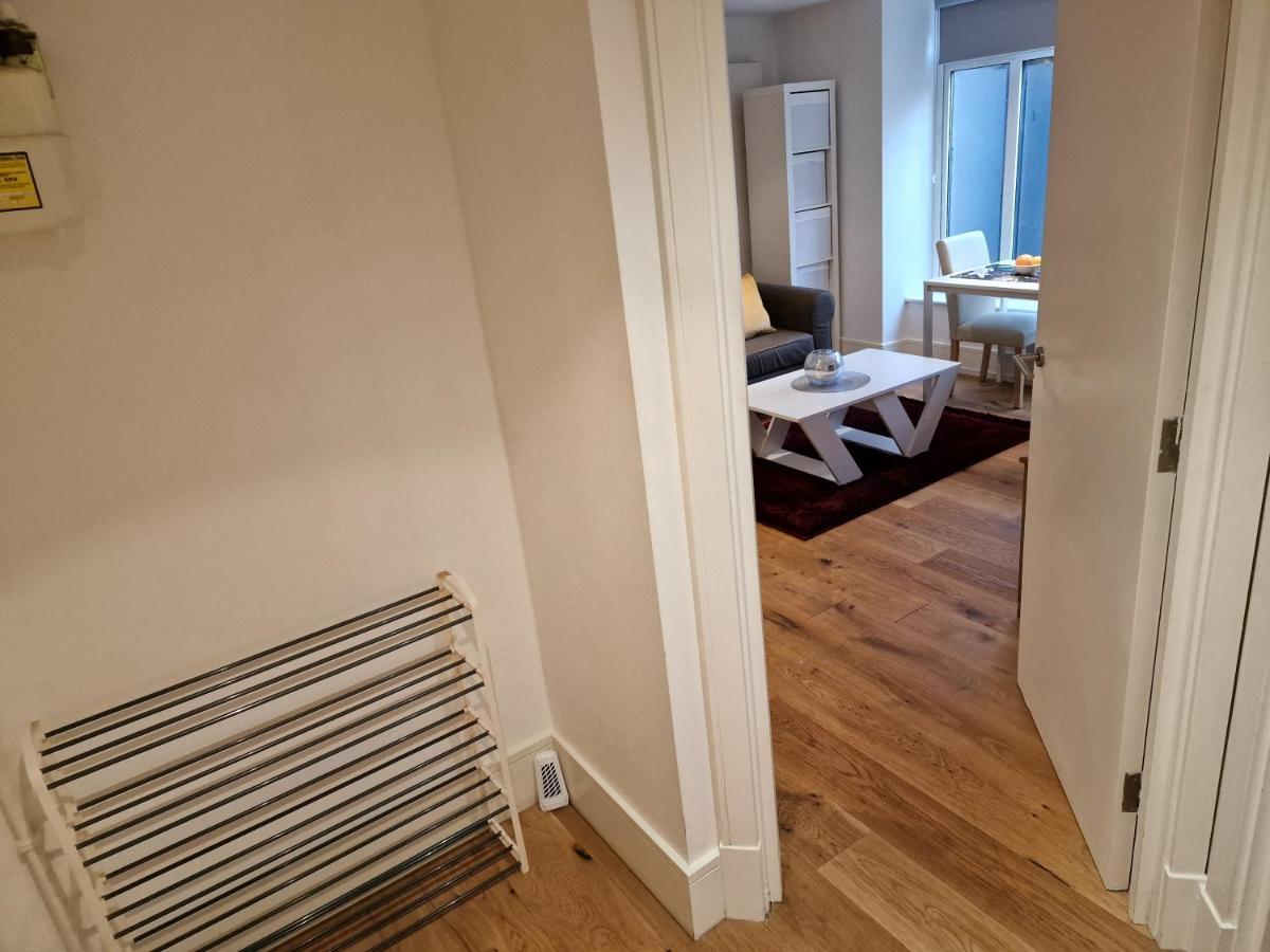 Lovely 1-Bed Apartment In Лондон Екстериор снимка